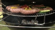 Kiełbasa i warzywa na grillu
