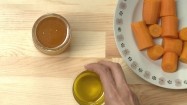 Miód, olej i marchewka na stole