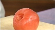 Krojenie pomidora na cząstki