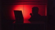 Haker siedzący przy komputerze