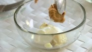 Dodawanie masła orzechowego do banana i śmietany