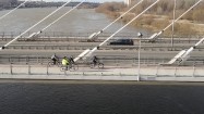 Grupa rowerzystów na Moście Świętokrzyskim w Warszawie