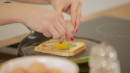 Wbijanie jajka do tosta na patelni