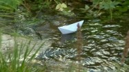 Papierowa łódka na wodzie