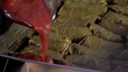 Polewanie głąbków w liściach winogron sosem pomidorowym