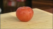 Wycinanie gniazda nasiennego z pomidora