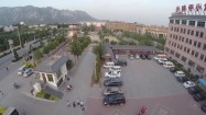 Chiny - parking przed szkołą kung-fu