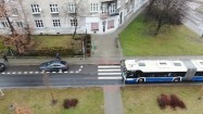 Autobus jadący ulicą w Krakowie