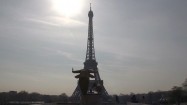 Fontanna Warszawska i wieża Eiffla w Paryżu