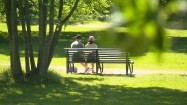 Ludzie siedzący na ławce w parku