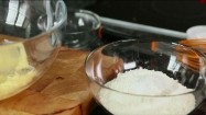 Dodawanie cukru do miski z mąką