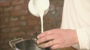 Nalewanie mleka do szklanki