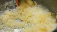 Mieszanie cukru z roztopionym masłem