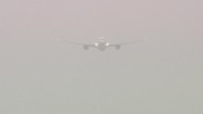 Samolot lecący we mgle