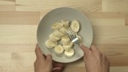 Rozgniatanie bananów widelcem