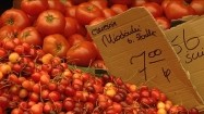 Czereśnie i pomidory na bazarku