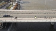 Rowerzyści na Moście Świętokrzyskim w Warszawie
