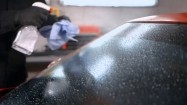 Mycie szyby samochodowej