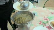 Szkolna stołówka - nalewanie zupy na talerz