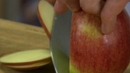 Krojenie jabłka na plasterki