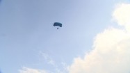 Skoczek z niebieskim spadochronem