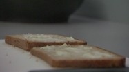 Smarowanie kromek chleba masłem