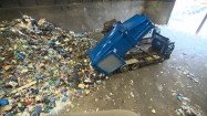 Śmieciarki wysypujące odpady