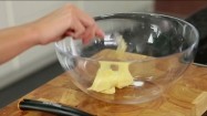 Przekładanie masła do miski