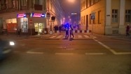 Policjanci zabezpieczający ulicę