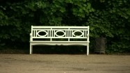 Biała ławka w parku