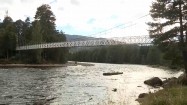 Most linowy nad rzeką