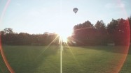 Balon przelatujący nad boiskiem