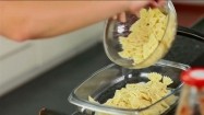 Wrzucanie makaronu do naczynia żaroodpornego