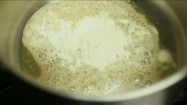 Wsypywanie mąki do stopionego masła