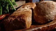 Bochny chleba na drewnianej desce