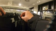 Oglądanie ubrań w sklepie