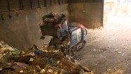 Śmieciarka w sortowi odpadów