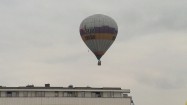Przelot balonu nad budynkiem