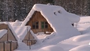 Drewniane chaty pod śniegiem