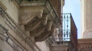 Dekoracyjne wsporniki pod balkonem