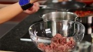 Formowanie pulpetów z mięsa mielonego