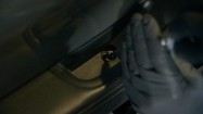 Odkręcanie śruby w samochodzie