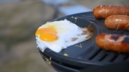 Jajko sadzone i kiełbasa na grillu