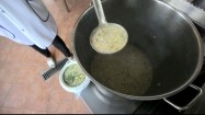 Nalewanie chochlą zupy do wazy