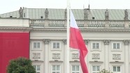 Flaga Polski przed Pałacem Prezydenckim