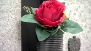 Sztuczna róża na cmentarzu