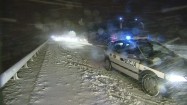 Samochód policyjny na zaśnieżonej drodze
