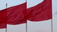 Czerwone flagi powiewające na wietrze