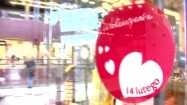 Witryna sklepu z napisem "Walentynki 14 lutego"