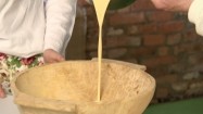 Wlewanie ciasta do drewnianej misy